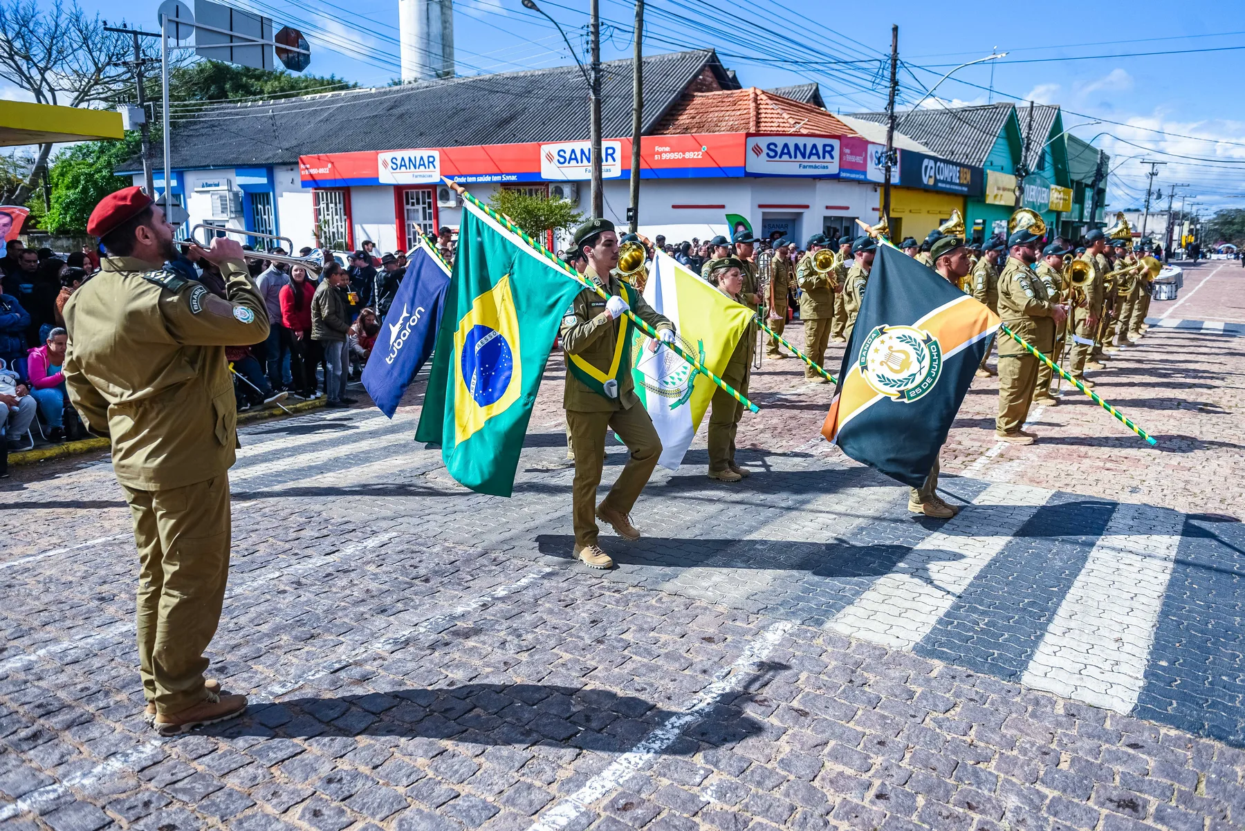 Bandeiras conduzidas à frente da Banda 25 de Julho