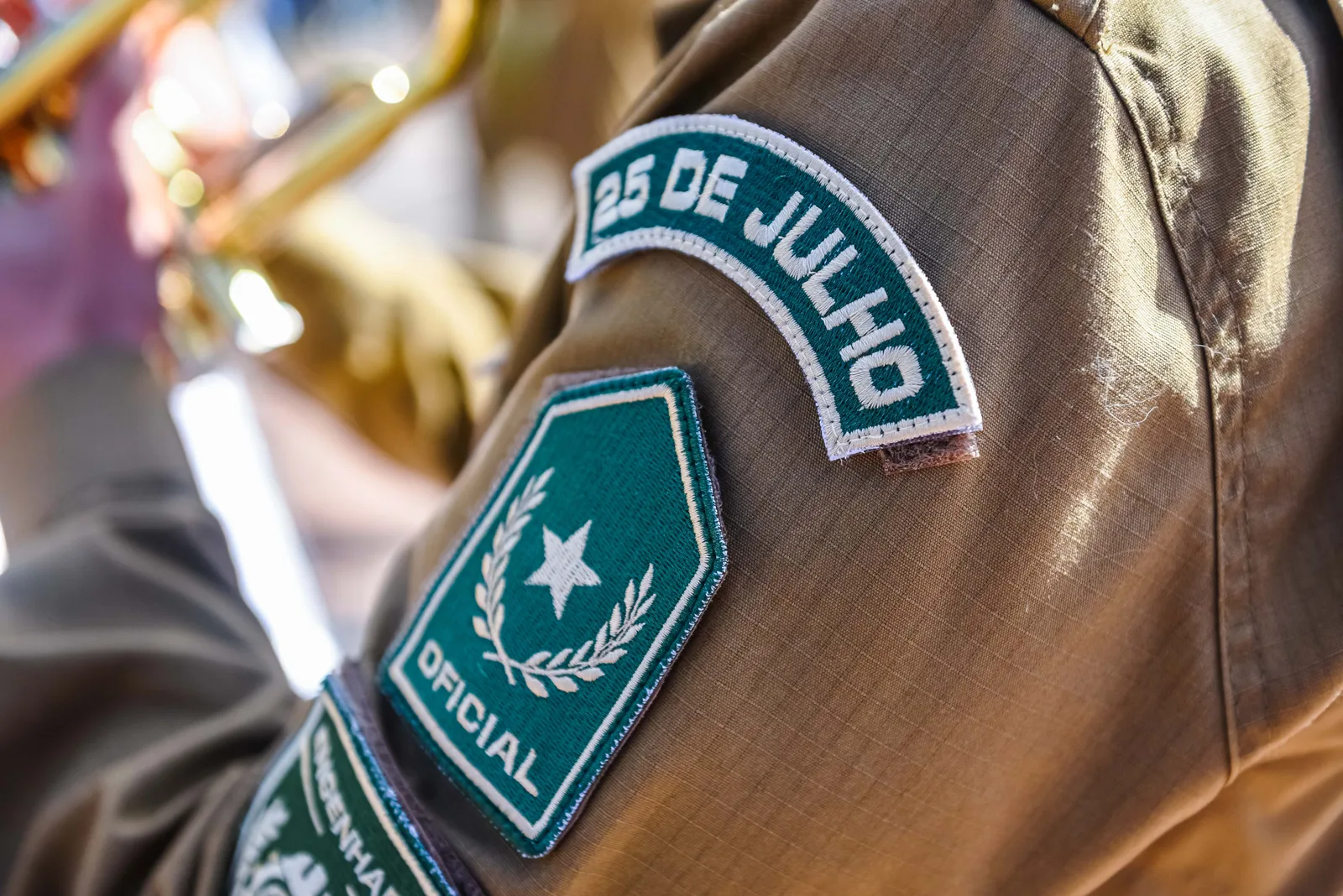 Detalhe do uniforme com identificação 25 de Julho