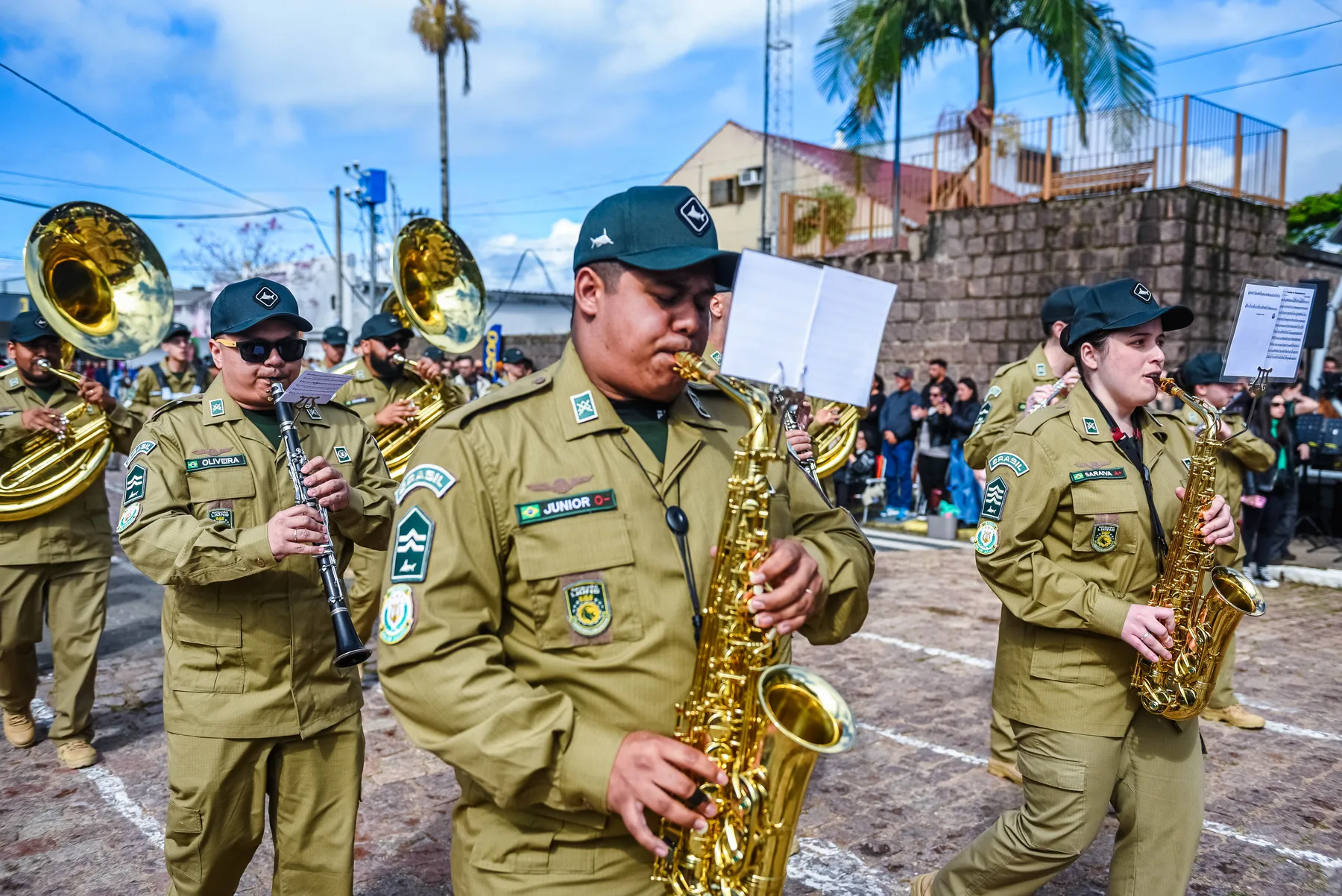 Músicos da Banda 25 de Julho tocando em desfile