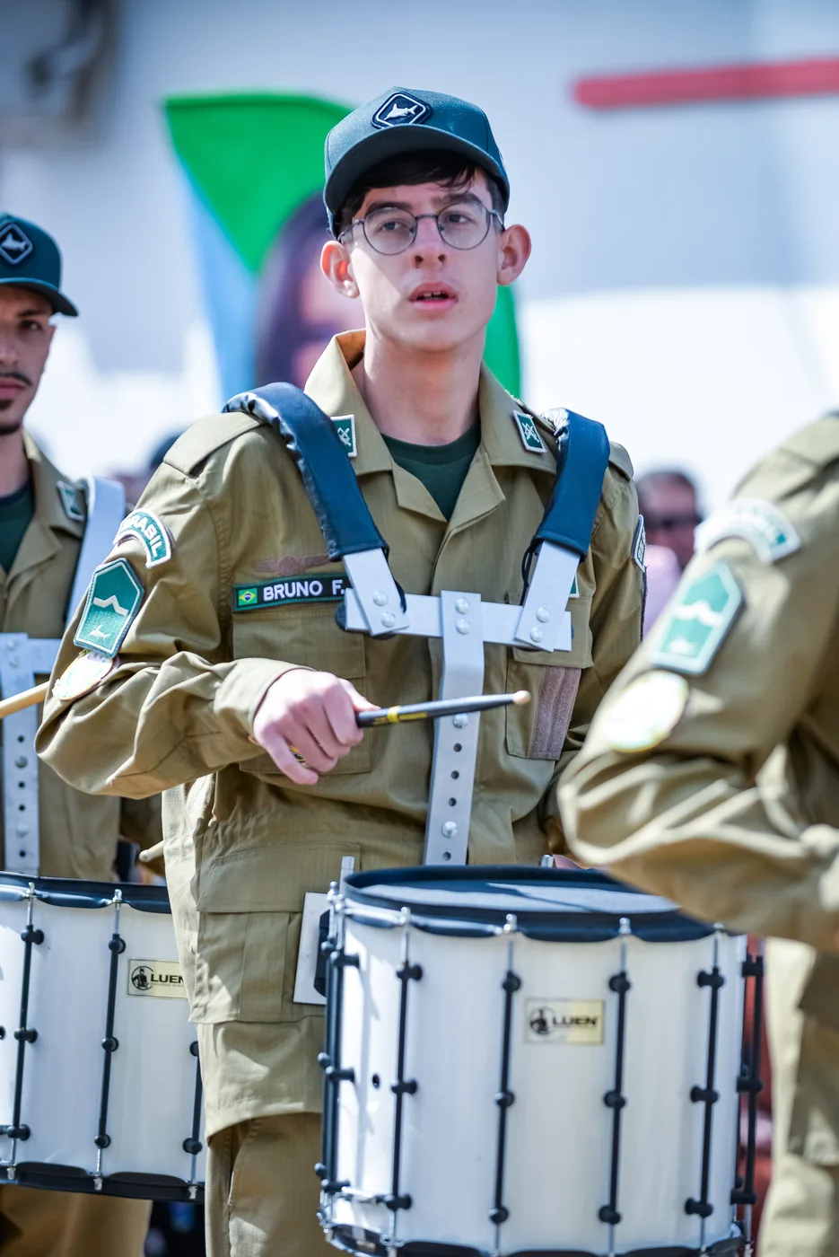 Integrante da percussão com caixa durante o desfile