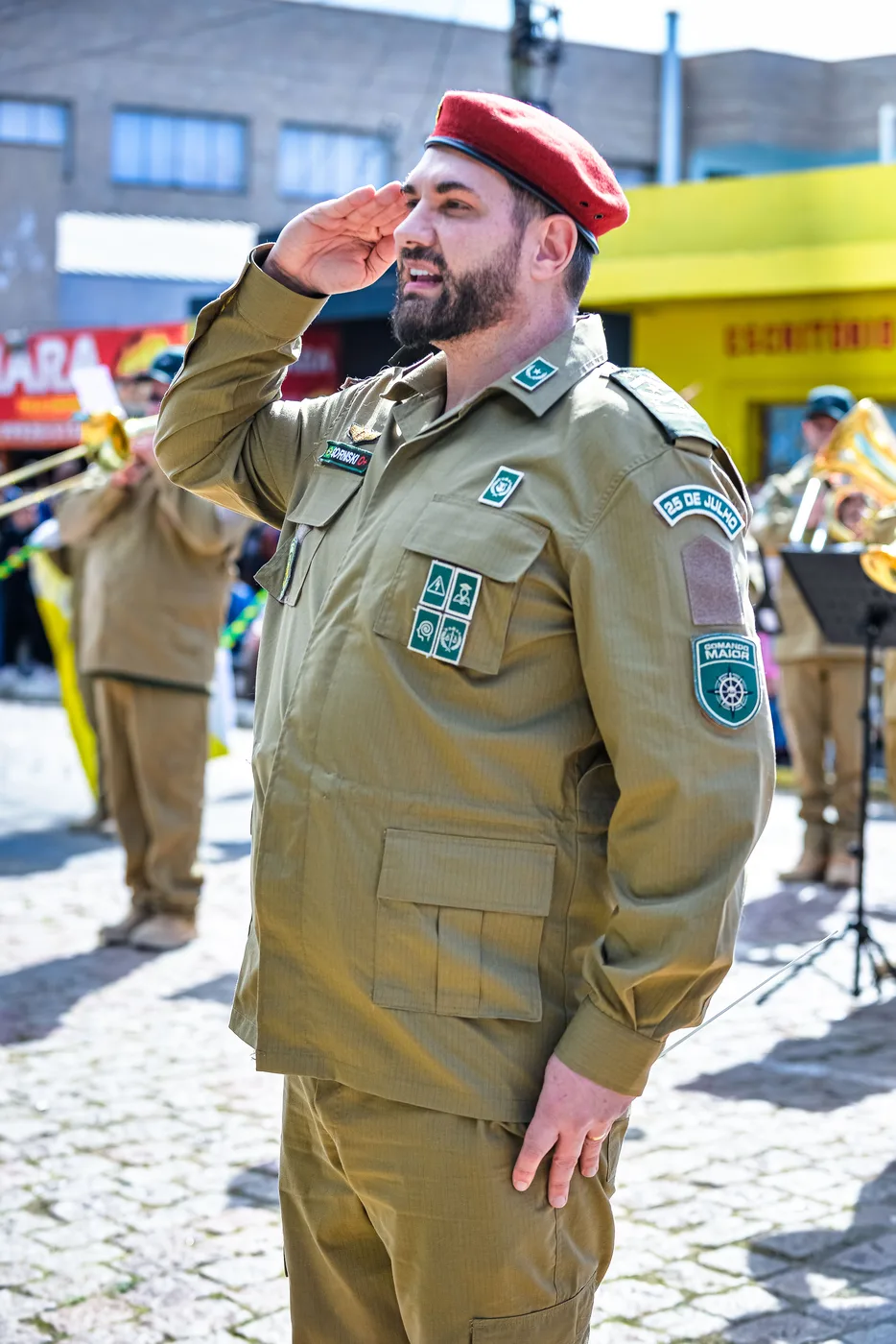 Integrante realizando saudação durante o desfile