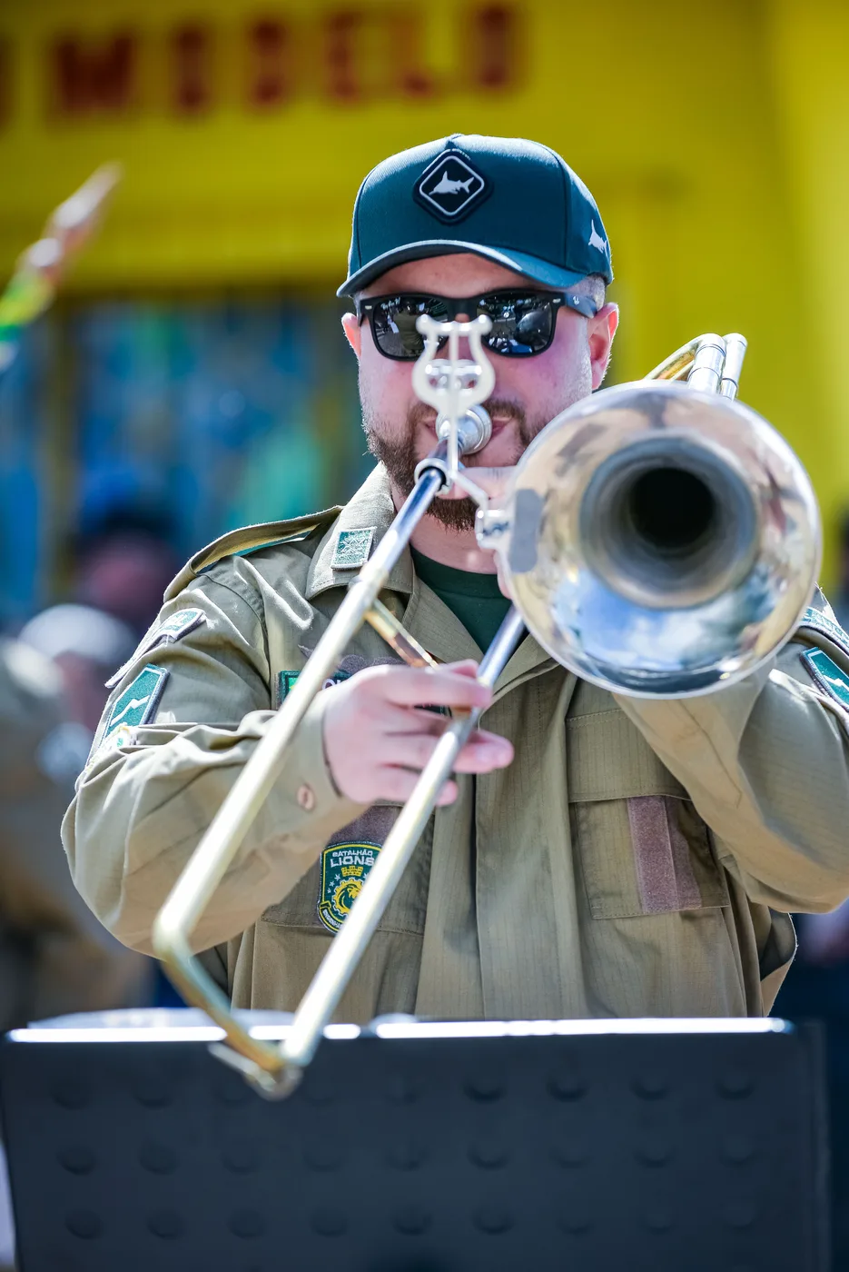 Músico tocando trombone durante apresentação